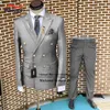 Abito formale per uomo Smoking da sposa Giacca doppiopetto e pantaloni Set 2 pezzi Blazer da lavoro Bottoni dorati Sposo 240311