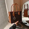 2024 Yeni Kontrastlı Renk Patchwork tek omuz çanta işe yarayan crossbody için büyük kapasiteye sahip çevrimiçi çıkış kadın tote çanta alışveriş