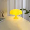 Lampes de table Lampe de table champignon de style simple ornement lumière avec 5 pièces d'ampoule tricolore LED E14 USB AU EU UK US prise pour salon chevet YQ240316