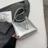 Высококачественная женская сумка большой вместимости, новинка 2024 года, летняя нишевая сумка через плечо на одно плечо с цепочкой и клецками