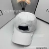 Designer New B Family Cappello da baseball Edizione coreana Lettera versatile con intaglio Cappello in lingua d'anatra di alta qualità per uomo e donna Q388 OJIJ