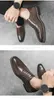 أحذية غير رسمية الرجال يرتدون ملابس بنية اللون للبني من أجل الحصول على زفاف أصابع القدم السوداء.