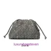 Luxur Designer Bottgss Vents Pouch Tygväskor Online Store 2024 Kvinnor Small Denim Weave Cloud Bag Middag med riktig logotyp