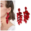 Kolczyki Dangle Długie frędzlowe płatki kwiatów róży 2024 Kobiety moda przesadzona perłowa biżuteria z cyrkon