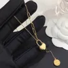 Pendentifs de lettre de diamant Collier de créateur Colliers de marque en acier inoxydable haut de gamme Chaînes de perles Bijoux ras du cou Hommes Femmes Cadeaux de fête de mariage