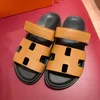 Boyut 35-44 Klasik Summer Summer Sandal Terlik Tasarımcısı Slayt Düz Mule Plaj Havuz Kaydırıcıları Lüks Sandale Seyahat Maddesi Yeni Stil Gündelik Ayakkabı Kadın Erkekler Deri Hediye Kutu