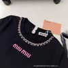 Projektowanie koszulki damskiej MM 24 wiosna/lato Nowa niszowa moda Nisza z Dingdiamond Button Obroź