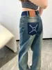 I jeans da donna a gamba dritta con lettera colorata con diamanti sono realizzati in tessuto di cotone al 100%.Il denim da donna è uno stile versatile e classico.