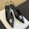 Tacones altos para mujer Punta puntiaguda de metal con zapatos de tacón de gatito Fábrica de diseñador de zapato elegante y elegante de cuero