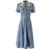 Partykleider TIYIHAILEY 2024 Vintage Frauen Lange Mittelkalb Kurzarm Denim Sommer Einreiher Kleid S-XL Drehen Unten Kragen