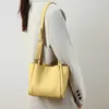 Topp axelväskor mode läder kvinnors väska enkel axel hink sommar mångsidig bärbar grönsakskorg designer handväskor tote 240311