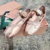 Miui Bale Düz Lüks Yay İpek Yuvarlak Toe Kadın Kayış Tekne Tasarımcı Ayakkabı Alt Mary Jane Rahat Retro Elastik Bant Sığ Ağız Tek Ayakkabı