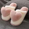 Chaussures de marche unisexes, pantoufles mignonnes en forme de cœur, antidérapantes, en peluche douce, plate-forme d'hiver pour les amoureux de la maison