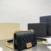 Le Boy Bags Mini-Handtasche aus Litschi-Kalbsleder mit Rautensteppung, luxuriöse Designer-Hardware, Metallkette 22a mit goldfarbener Schnalle, Umhängetasche, modische Damen-Umhängetasche