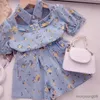 Комплекты одежды Летние комплекты одежды для девочек 2022 Новая корейская версия Джинсовая куртка с короткими рукавами и цветочным принтом для девочек + джинсовые шорты Детские костюмы