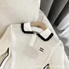 女性用Tシャツデザイナー23夏の新しいニッチデザインかぎ針編みのニットカラー+象徴的なフローラルロゴミニマリストトップF6M5
