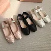 Miui Bale Düz Lüks Yay İpek Yuvarlak Toe Kadın Kayış Tekne Tasarımcı Ayakkabı Alt Mary Jane Rahat Retro Elastik Bant Sığ Ağız Tek Ayakkabı