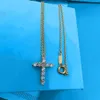 Kvinnor halsband Cross Diamond Necklace Designer Fashion Classic aldrig bleknar smycken idealisk charm siery trevlig jubileumsgåva