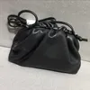 Botteg Venet High End Çantalar için Torba Çanta Orijinal Deri Üst Katman Cowhide El Yapımı Günlük Orman Stili Kadın Omuz Çantası Crossbody Cloud Küçük Orijinal 1: 1 Logo ile