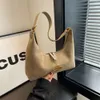 Fabriksbutiker 2024 Ny Autumn/Winter Fashion Matte Underarm Bag For Women Middle Age Tote stor kapacitet axel crossbody