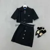 Modeontwerper tweedelige jurk lente nieuw kort jasje met knopen en kraag met riemontwerp, modeset met halve rok