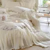 Set di biancheria da letto Set da sposa romantico francese 1000TC cotone egiziano fiori di rosa ricamo volant copripiumino lenzuolo federe