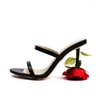 Pantofole Sandali con tacco alto 2024 Passerella estiva Scarpe da donna One-line con rossetto Peep-toe Moda Nero all'aperto