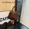 Factory Boutique Design Hög kvalitet och fashionabla handväska för kvinnor i ny nisch trendig liten fyrkantig väska en axel bärbar crossbody