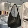 Borsa di design vendita di liquidazione Nuova borsa tote ad alta capacità Tendenza moda Piccola folla Spalla portatile Ascellare Secchio d'acqua Donna