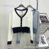 Kvinnors stickor Tees Designer 24 Early Spring High Quality Celebrity Gentle Small Fragrance Wind Contrast Color V-Neck Långärmad tunn stickad Cardigan Top NV8W