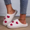 Chaussures de marche en peluche en forme de cœur, pantoufles à bout fermé, antidérapantes, à enfiler, chaudes, moelleuses, Preppy, fournitures ménagères confortables