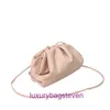 Sacs fourre-tout de designer Bottgss Ventss Pouch en vente 2024 Nouveau sac nuage design de niche plat diagonale croix aisselle épaule unique femme boulette ple avec vrai logo