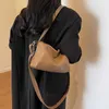 Sac à bandoulière en cuir souple pour femmes, tendance de printemps, édition coréenne, grande capacité, asymétrique épaule dénudée, pour les déplacements Boston