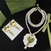 Bröllop smyckesuppsättningar 2023-Luxury Love Pearl Earrings Awushated Noble Neckor Emerald Heart Danglers Smyckesuppsättningar Födelsedagspresent Jubileum Q240316