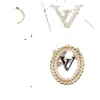 T Tasarımcı Altın Kaplama Rastgele Gönder T Broşlar Karışık Marka Mektubu Kadın Erkekler Kristal Rhinestone Mücevher Broş İnci Pin Evlen Noel Partisi GG