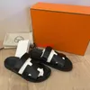 Sandálias de couro Chypre Slippers Slip Slip Slip no plano 2024 verão Novo puxão de fundo plano Sandálias casuais do segundo tio