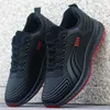 Zapatos de hombre nuevos de cuero de otoño e invierno zapatos deportivos impermeables de ocio antideslizantes olor negro trabajo suela blanda correr