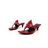 ハイヒールの女性の靴、高赤色の光沢のある底、薄いかかとのある特許革の女性靴