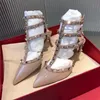 2024 Mode féminine Slim Talons hauts Sandales rivetées européennes et américaines pointues une ligne Boucle Banquet Sandales Chaussures de mariage pour femmes