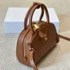 Design handväska clearance försäljning ny liten väska fashionabla och trendiga sadel handhållen axel diagonal stava för kvinnor