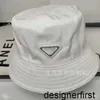 Projektant High Version P Family Fisherman Hat Odwrócony trójkąt odznaka klasyczna Fisherman Hat Metal Logo Classic Unisex Hat Btfl 1TN1