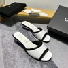 Frauenschuhe Designer Modestraße Low Heel Sandalen Luxus Lederschuh Upper Fish Mund Schuhschuh Slipper Street Frauen drucken zwei C-Buchstaben hochwertige Flip-Flops