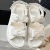 Sandali firmati Mocassino da donna Pantofole con catena dorata Scivoli Scarpe casual in pelle di vitello cristallo Piattaforma trapuntata Spiaggia estiva Casual Suola in gomma Pantofole papà Sandalo