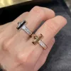 Tifaniym klassieke V-gouden materiaal breed geslepen vierkante diamanten ring met krachtige lijnen moderne en modieuze hoogwaardige precisie-sieradenaccessoires K2XS