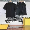 ファッションキッズトラックスーツ刺繍ロゴTシャツセットサマーベビー服サイズ100-150 cmボーイズポロシャツと大きなポケットショーツ24マメ