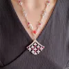 Projektant butiku mody 18K Mosan Diamond w kształcie fanów Naszyjnik luksus i atmosferyczne zdjęcie fizyczne zdjęcie urodzinowe i ślubne