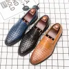 Herrfjäder och höstskor varumärke vävt läder casual herrloare som kör mockasiner platt skor zapatos hombre
