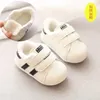 Babyschoenen Winter nieuwe Koreaanse stijl pasgeboren meisjes jongens babyschoenen kinderen kleine kinderen zachte katoenen zolen antislip schoenen 1-2 jaar 240315