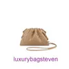 Luxury Designer Bottgss Vents Pouch Tygväskor Online -butik Vävt mun Womens Bag Ny singel Shoulder Small Square Girl Style med riktig logotyp