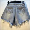 Летние новые дизайнерские джинсы Короткие брюки Прорывные высокие талии со стразами и цепочкой с кисточками Slim Fit Прямые джинсовые шорты для женщин